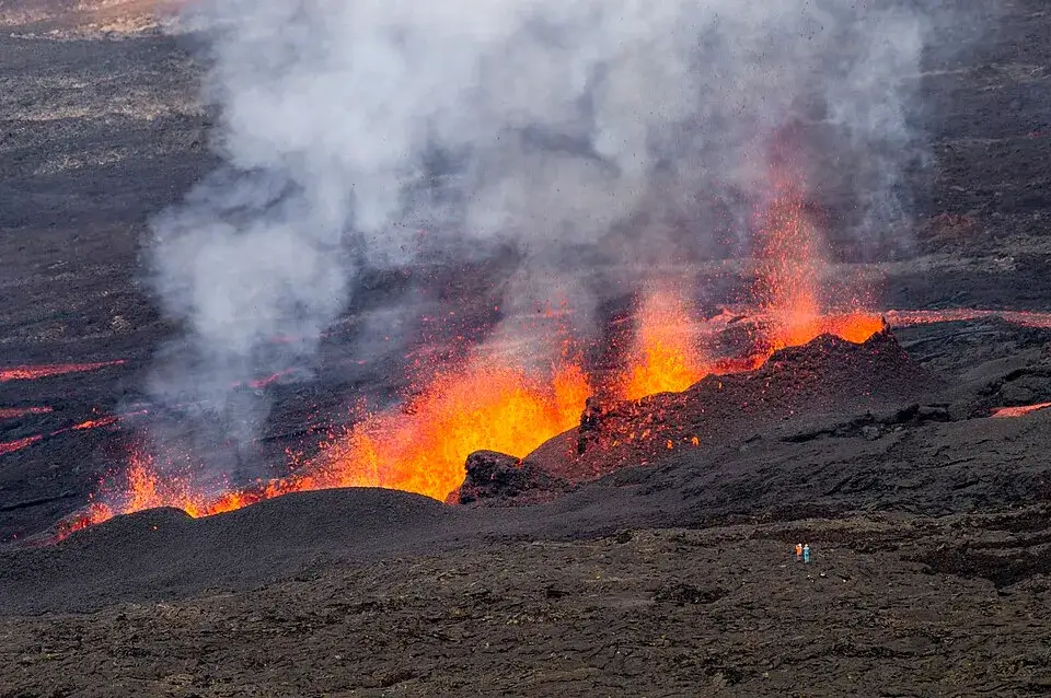 Piton de la Fournaise lava fountain eruption Réunion hotspot shield volcano Indian Ocean