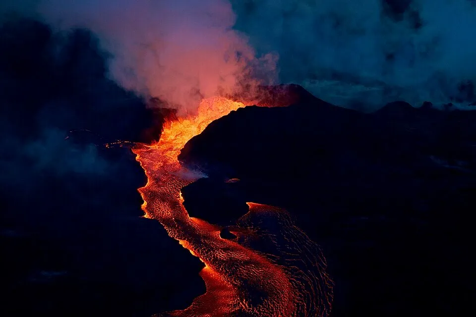 Kīlauea fissure 8 lava fountain, 2018 lower East Rift Zone eruption, Hawaii hotspot volcano