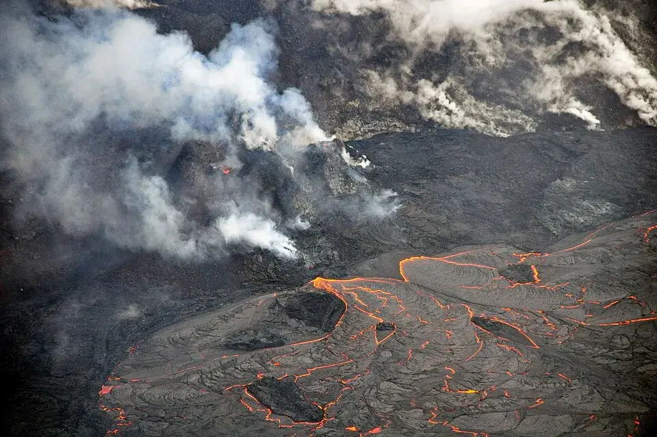 Halemaʻumaʻu lava lake spatter cones Kīlauea summit Hawaii shield volcano hotspot