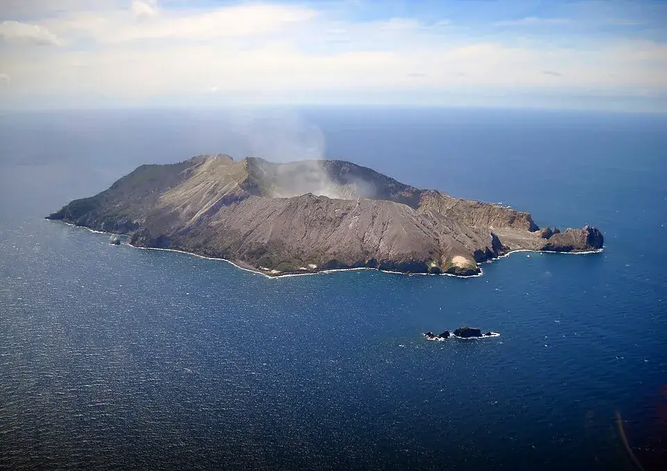 Whakaari White Island steaming crater Bay of Plenty New Zealand subduction zone volcano