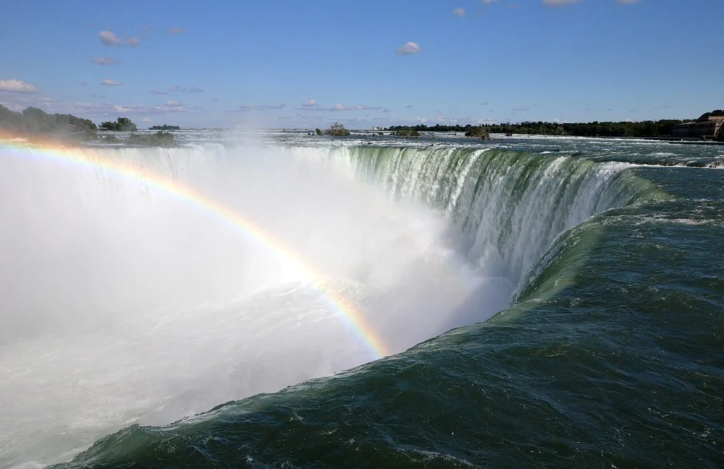 Horseshoe Falls at Niagara, Ontario, Canada, showing a curved waterfall over horizontal dolomite caprock above softer shale
