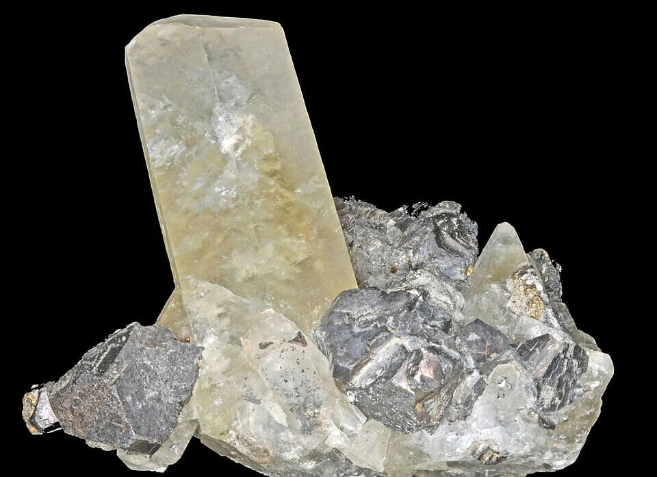 Cubic galena crystals with calcite and pyrite from Dal'negorsk, Russia