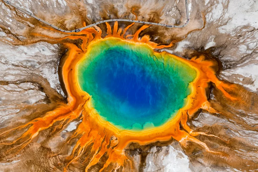 Fuente termal de colores con anillos azules y anaranjados en el Parque Nacional de Yellowstone (EE. UU.)