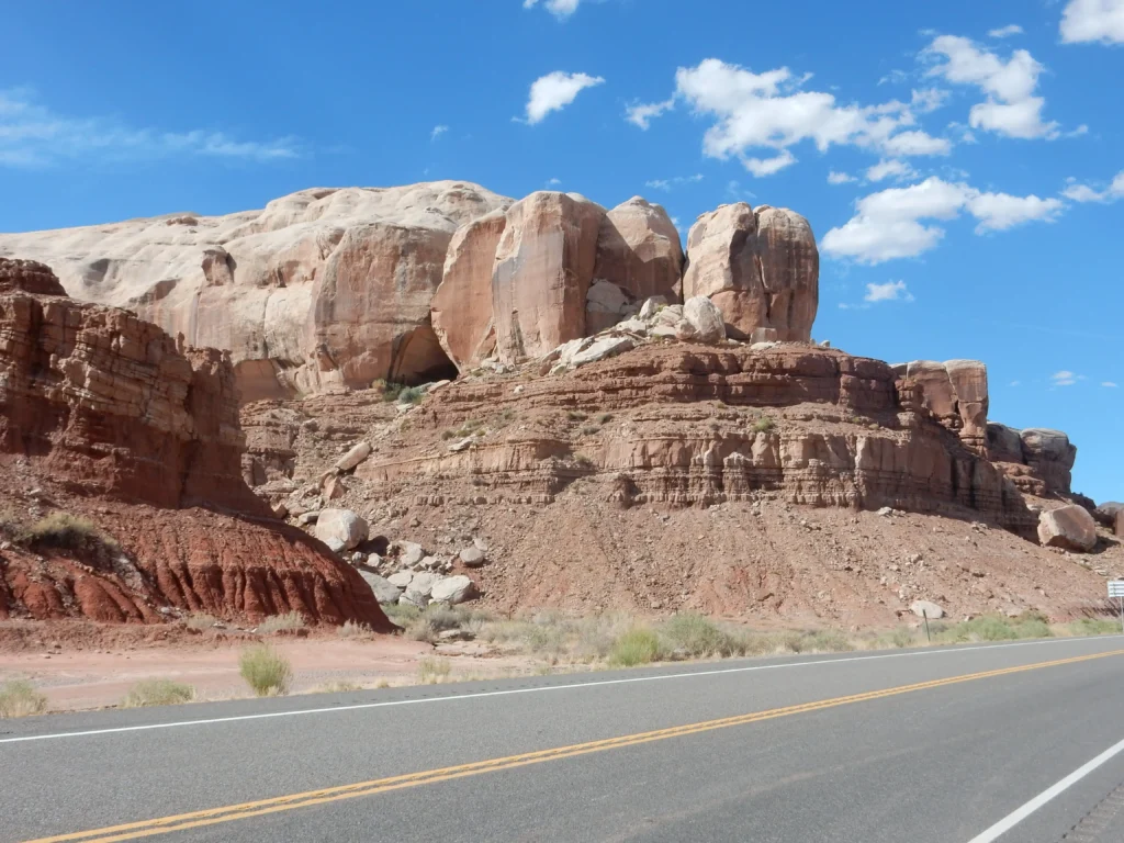Acantilados de roca roja junto a una carretera del desierto (escarpe)