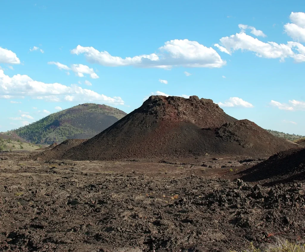 Cono de escoria volcánica rodeado de un campo de lava (volcán monogenético)