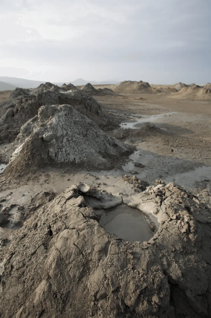 Pequeños volcanes de lodo en un paisaje árido