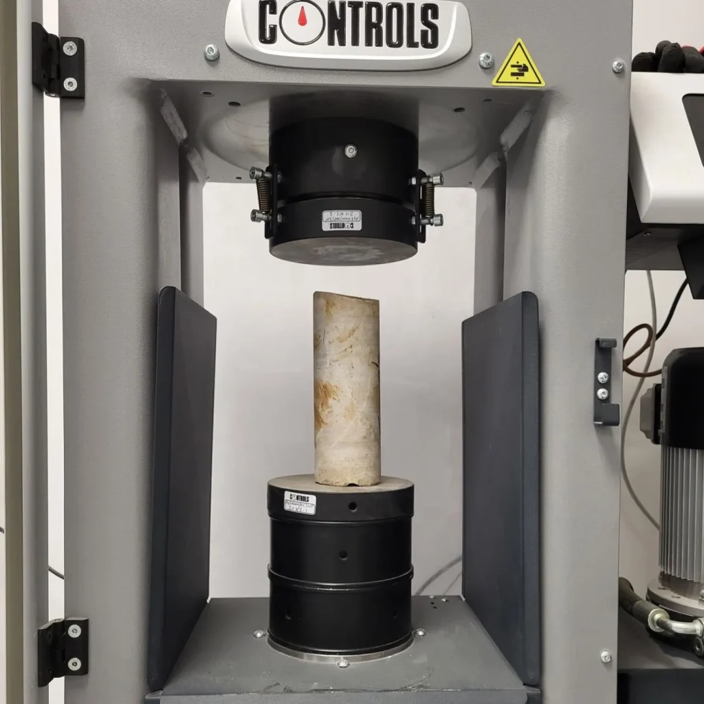 Prensa de ensayos de compresión de probetas cilíndricas de hormigón en un laboratorio (ensayo de compresión uniaxial)