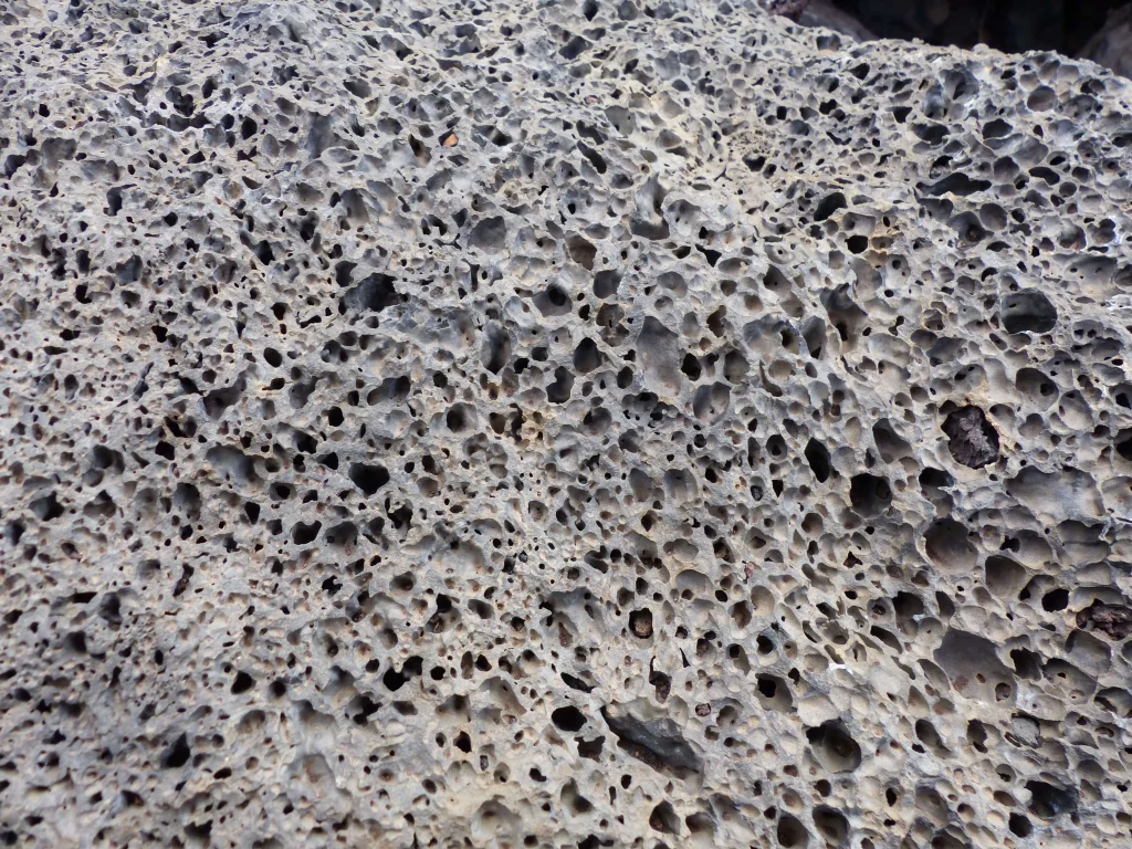 Primer plano de la superficie porosa de una roca volcánica (estructura vesicular)
