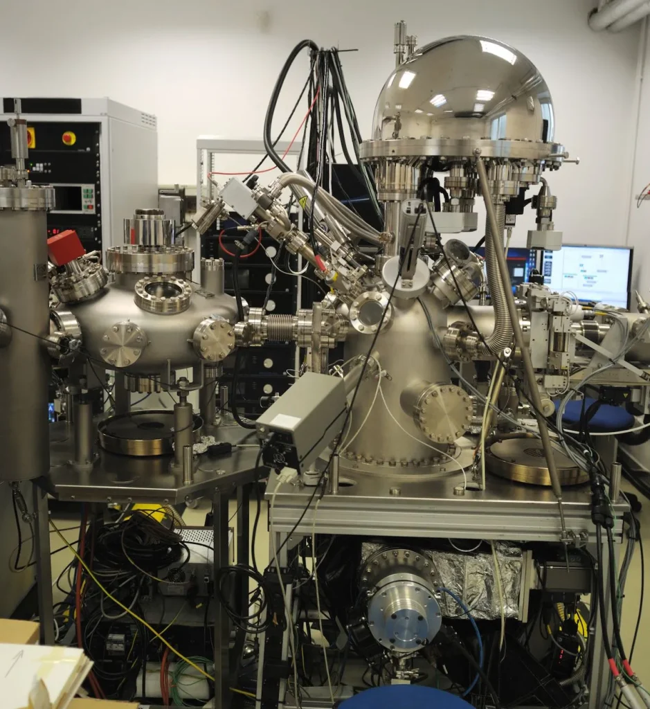 Equipo científico de laboratorio avanzado con componentes metálicos (espectroscopía de rayos X)