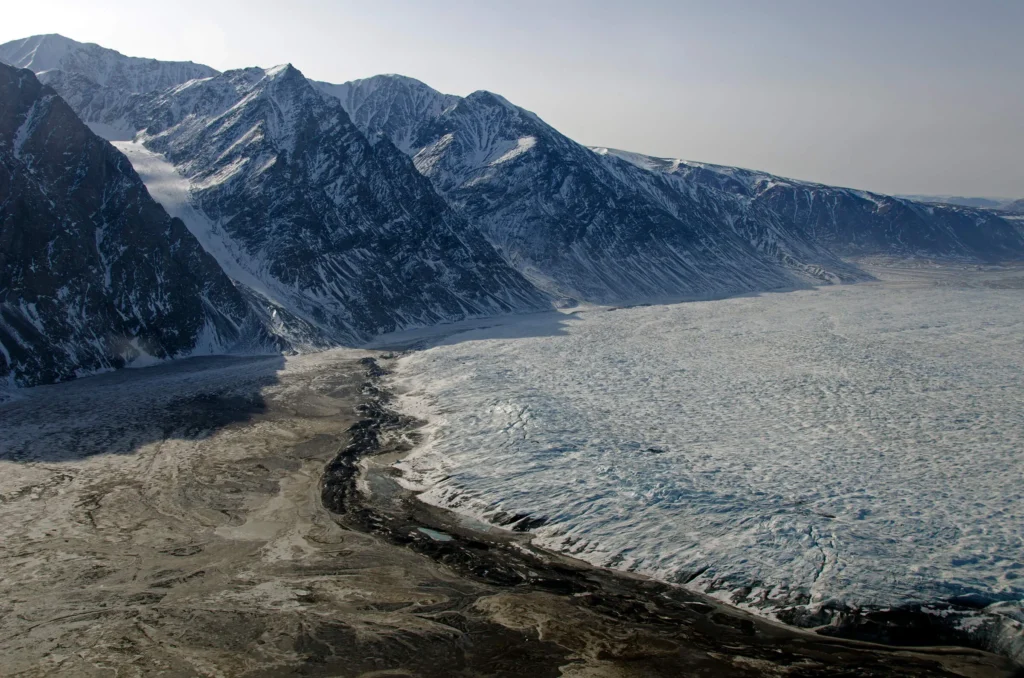 Montañas nevadas junto a un amplio valle glaciar (morrena terminal)