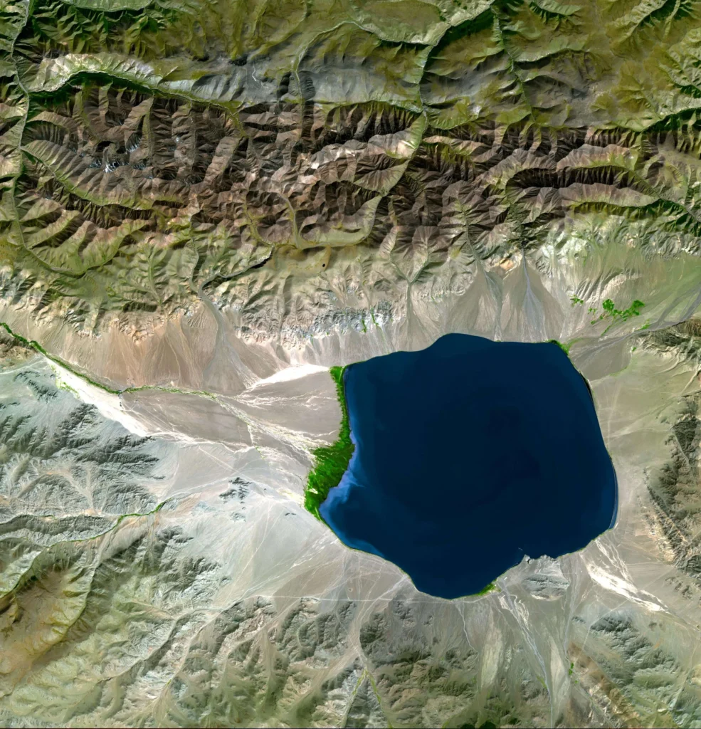 Imagen de satélite de un lago de montaña de un azul profundo (cuenca endorreica)