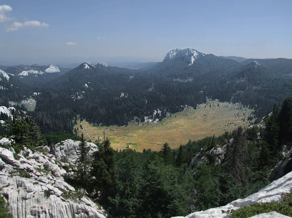 Uvala de Veliki Lubenovac, no norte do Velebit, na Croácia, uma ampla depressão cárstica rodeada por picos cobertos de floresta