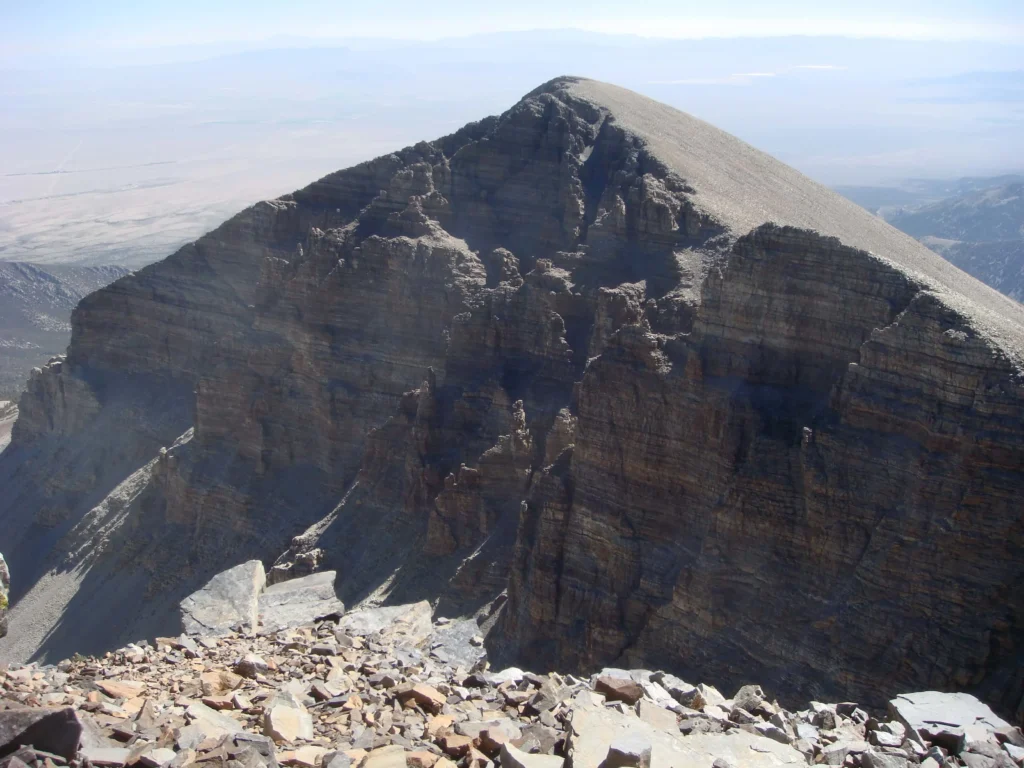 Cumbre rocosa bajo un cielo despejado (falla de despegue)