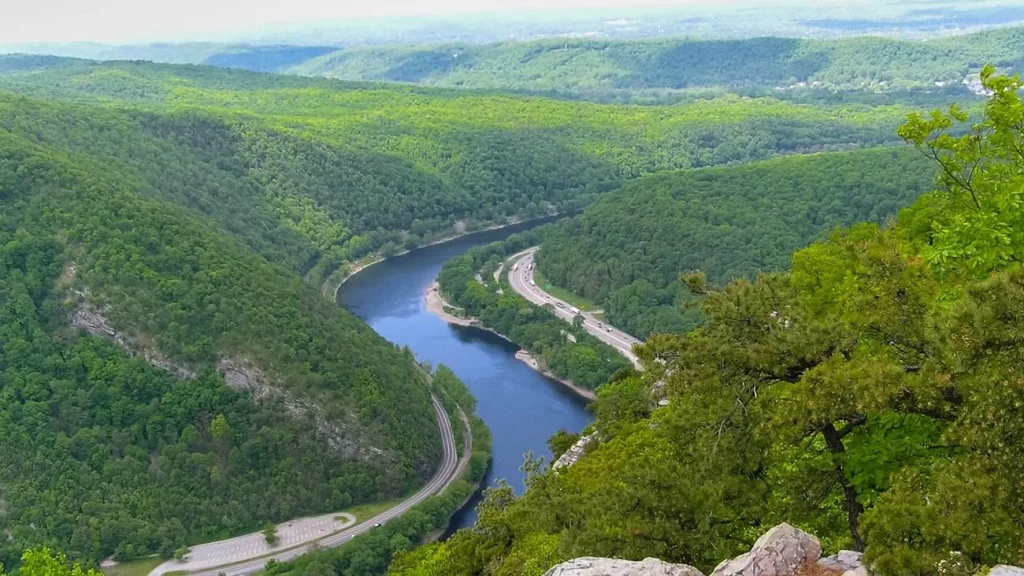 Río pintoresco que serpentea entre montañas verdes y frondosas (garganta fluvial)