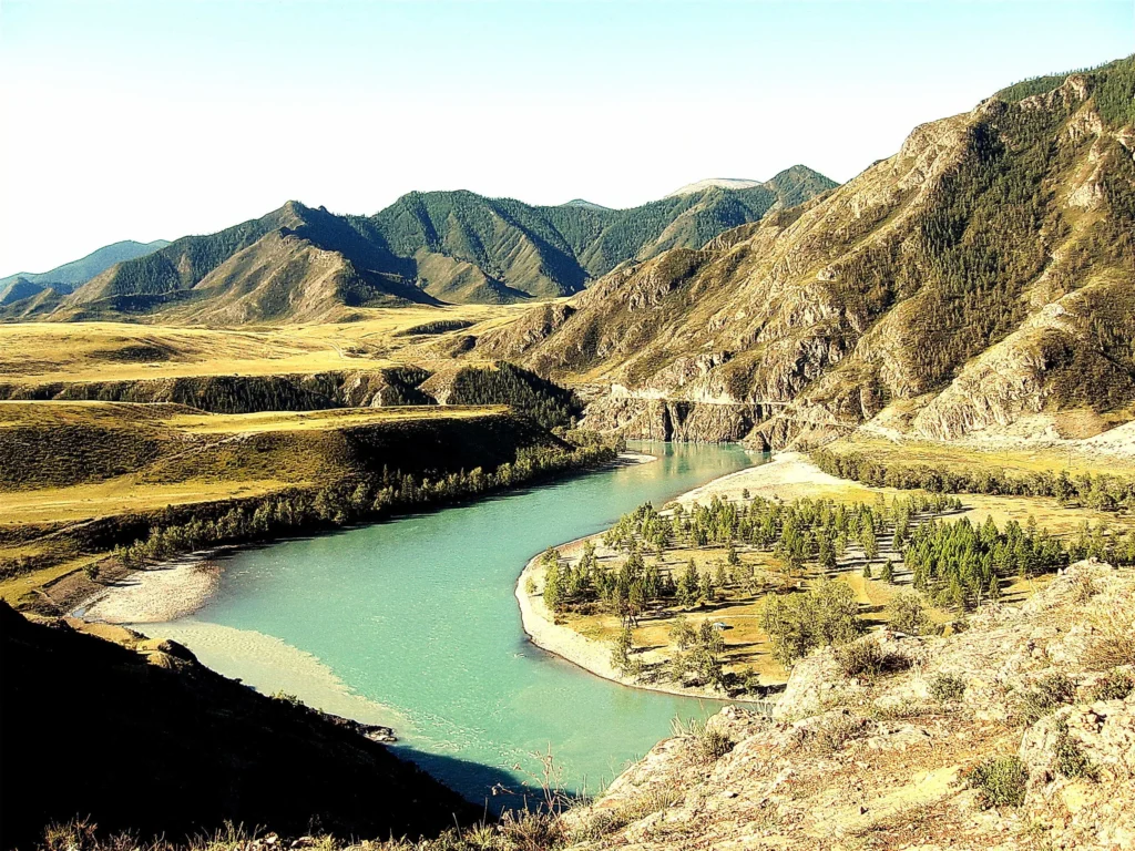 Río de color turquesa que atraviesa un valle de montaña (diluvial)