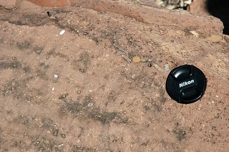 Outcrop photo of poorly sorted Cryogenian diamictite with pebble and cobble clasts in a fine matrix