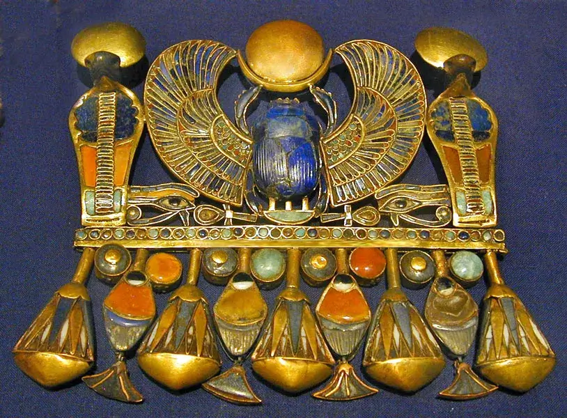 Winged scarab pectoral of Tutankhamun in lapis lazuli, gold, and carnelian, illustrating Eighteenth Dynasty cloisonné jewellery technique