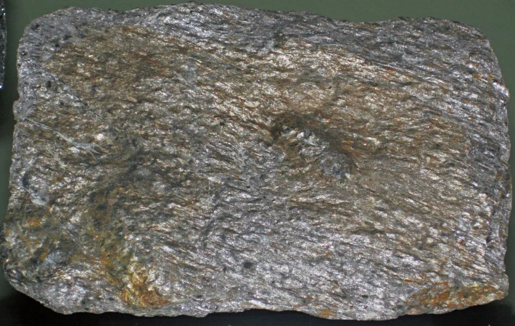 Mica-xisto com estaurolita: as lamelas de mica paralelas e brilhantes dão à rocha sua xistosidade (Charlestown, New Hampshire)